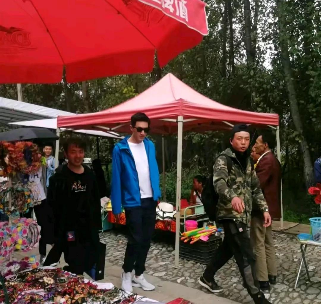林更新蛮接地气的嘛
会做菜，又爱逛超市
还赶大集……
你说，这样的明星
是不是很