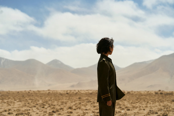 谁给杨紫选的大衣被杨紫可爱到！《生命树》片场想把手机塞大衣兜，结果找遍全身发现没