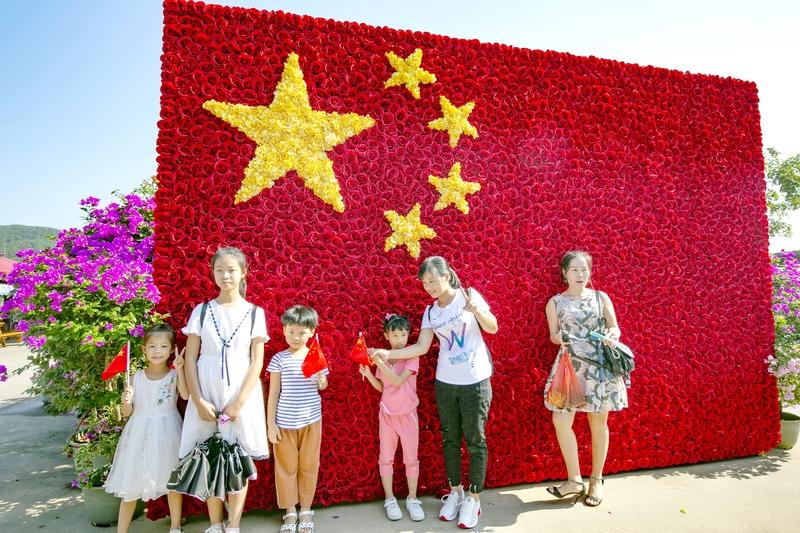 女孩过路时捡起国旗，交警挡住车流，这一幕太让人感动了！威海女孩陈力铭在风雨中，毫