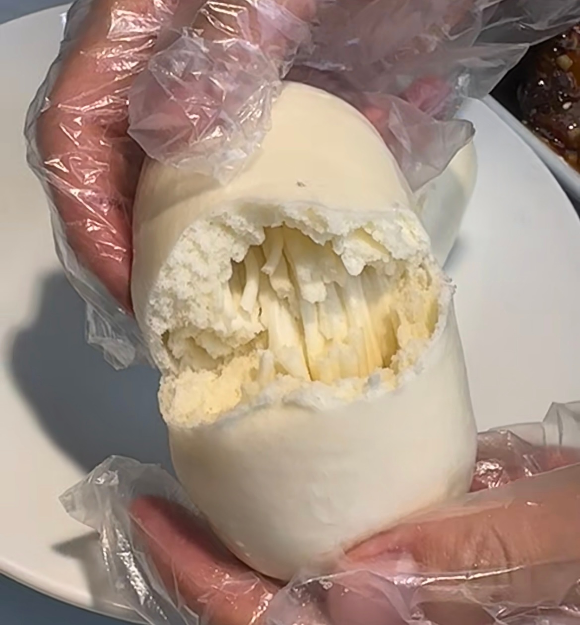 天津的包子已经发展到有面条馅的了在天津当然少不了要吃包子[干饭人]谁成想！在天津