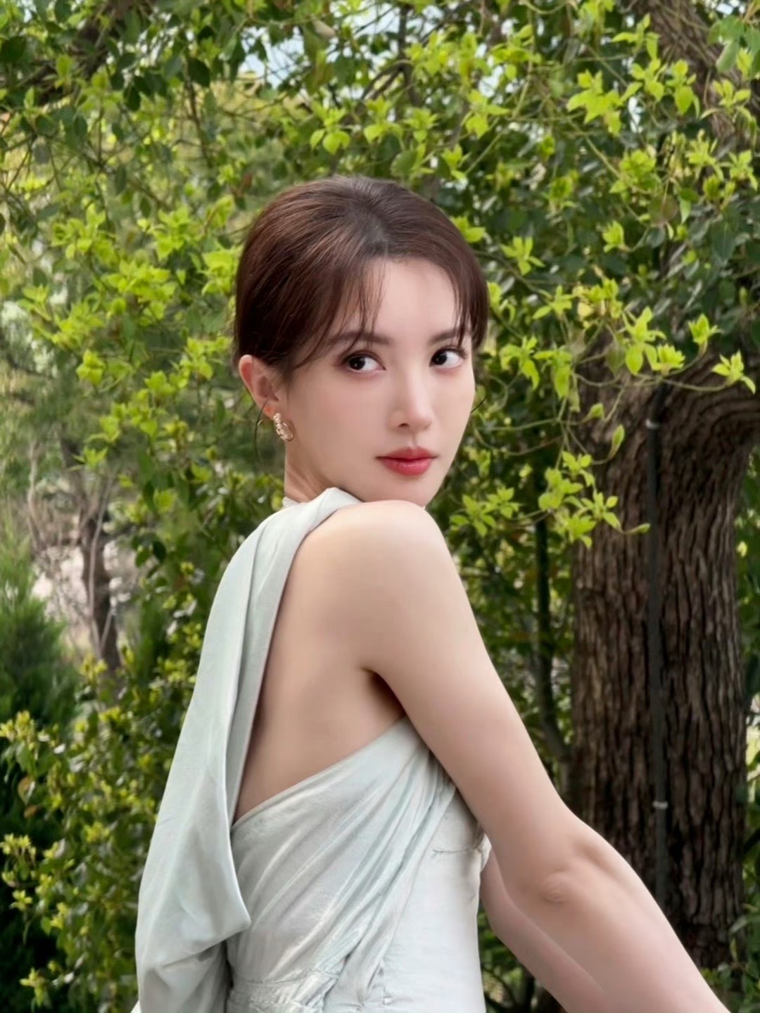 #金晨[超话]# [送花花]#娇韵诗亚太区护肤代言人金晨# [送花花]#爱金晨的