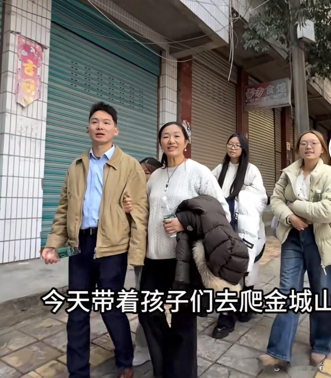 今晚，谢浩男妈妈许健华更新了一则视频。视频中，谢浩男妈妈领着一家人，还有娘家的亲