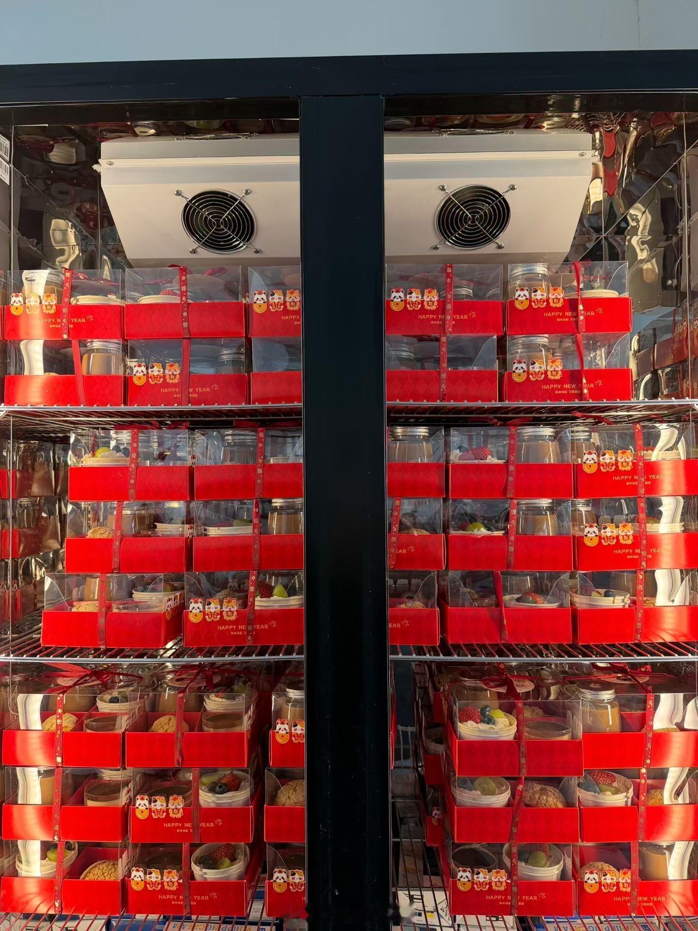 汪铎粉丝请《不二之臣》全组吃甜品，看起来很好吃的样子 