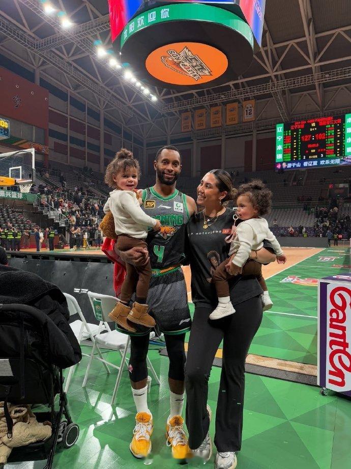 直播吧报道，前辽宁男篮功勋外援弗格已经与上海男篮达成签约协议。将在11月前往球队