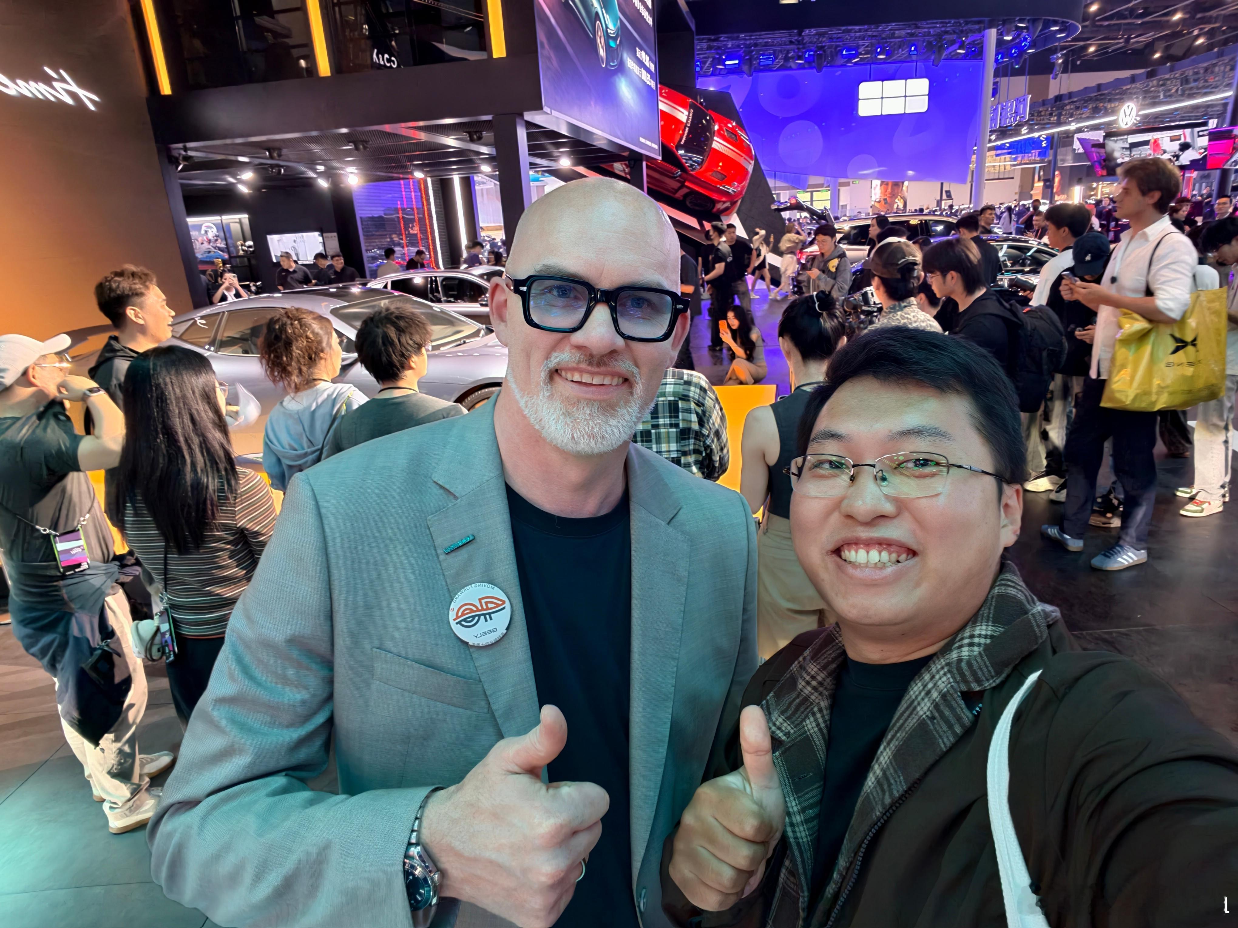 领克跑车设计总监史蒂夫老师现场营业。太敬业了，坂道kaka送出一句Wonderf