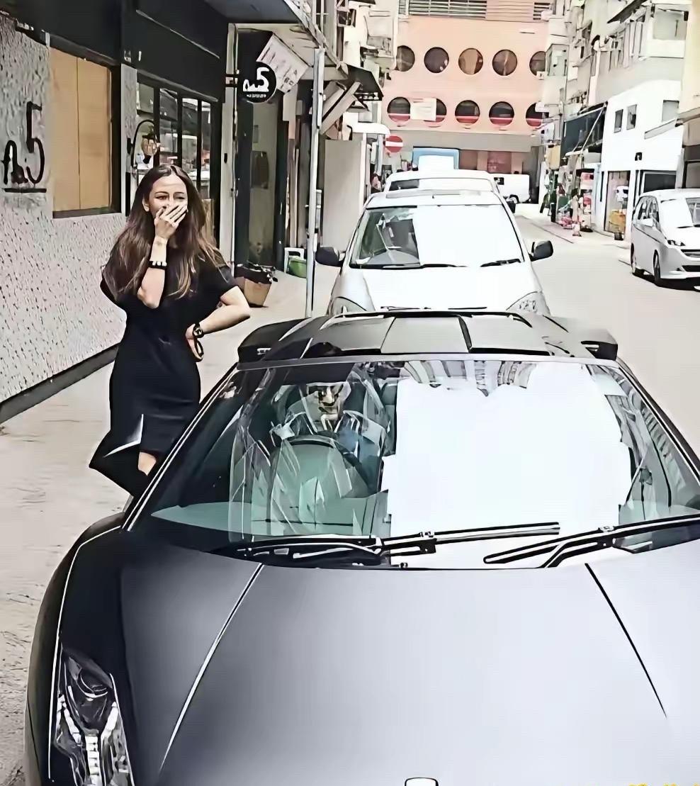 杨颖：你干嘛突然停这儿？还让我看车……

黄晓明：别光看啊，打开手机拍两张，今天