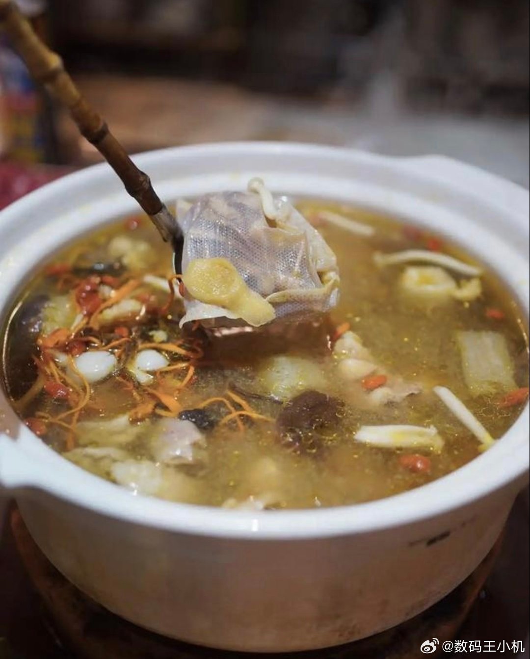 食客在莫氏鸡煲到吃完花了七小时只能说闲人太多了，老板全家都累成那样了，就不要去添