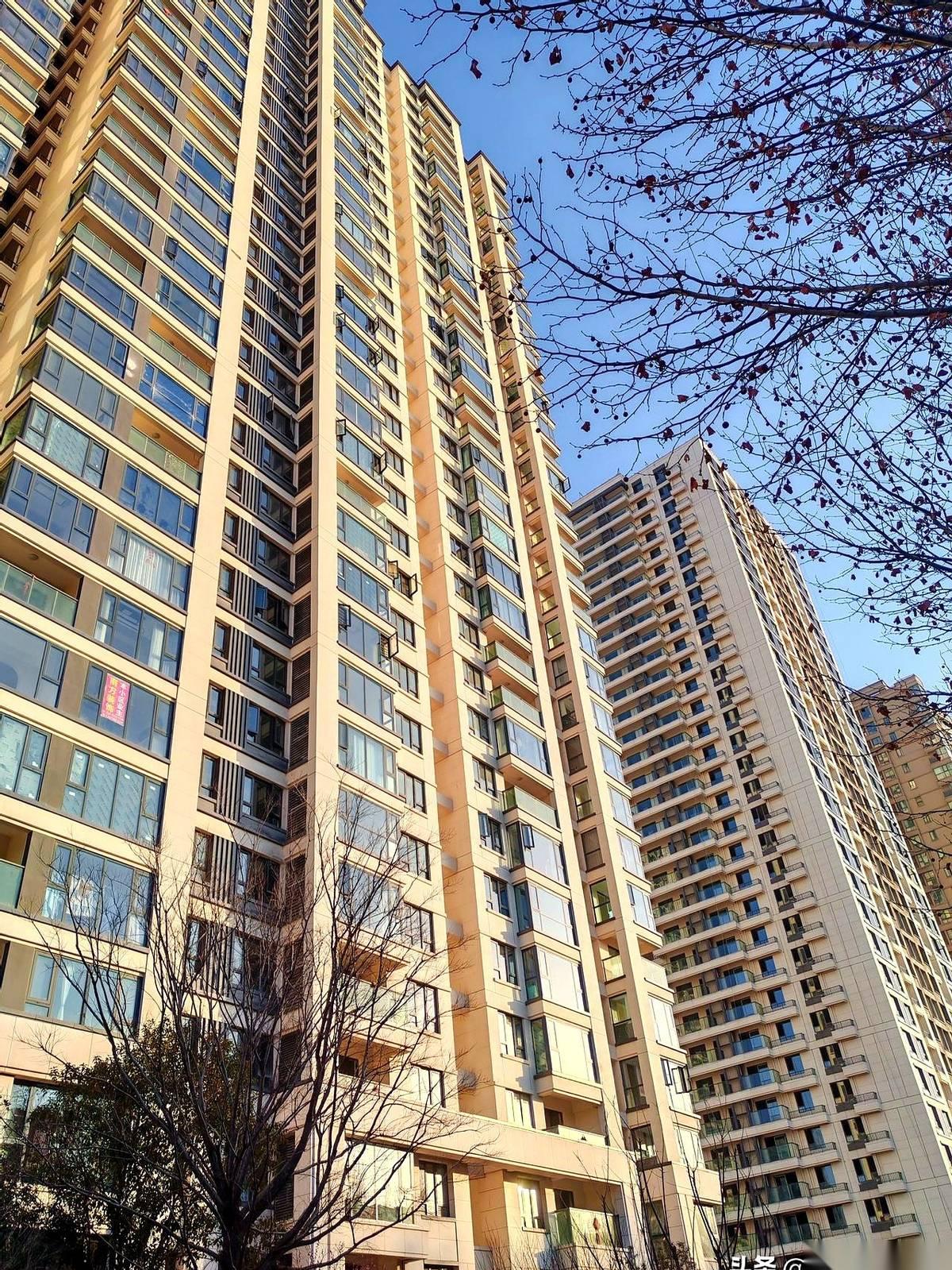 我同事，在北京国贸，扛下了360万贷款。
房子钥匙拿到手，他一个大男人反而半天没