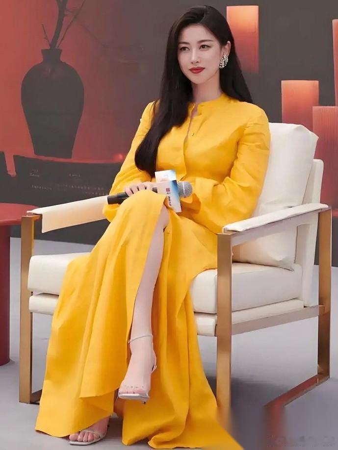 好奇的我， 查了一下演员朱珠， 不查不知道一查才发现，原来她可不只是演员，她的身