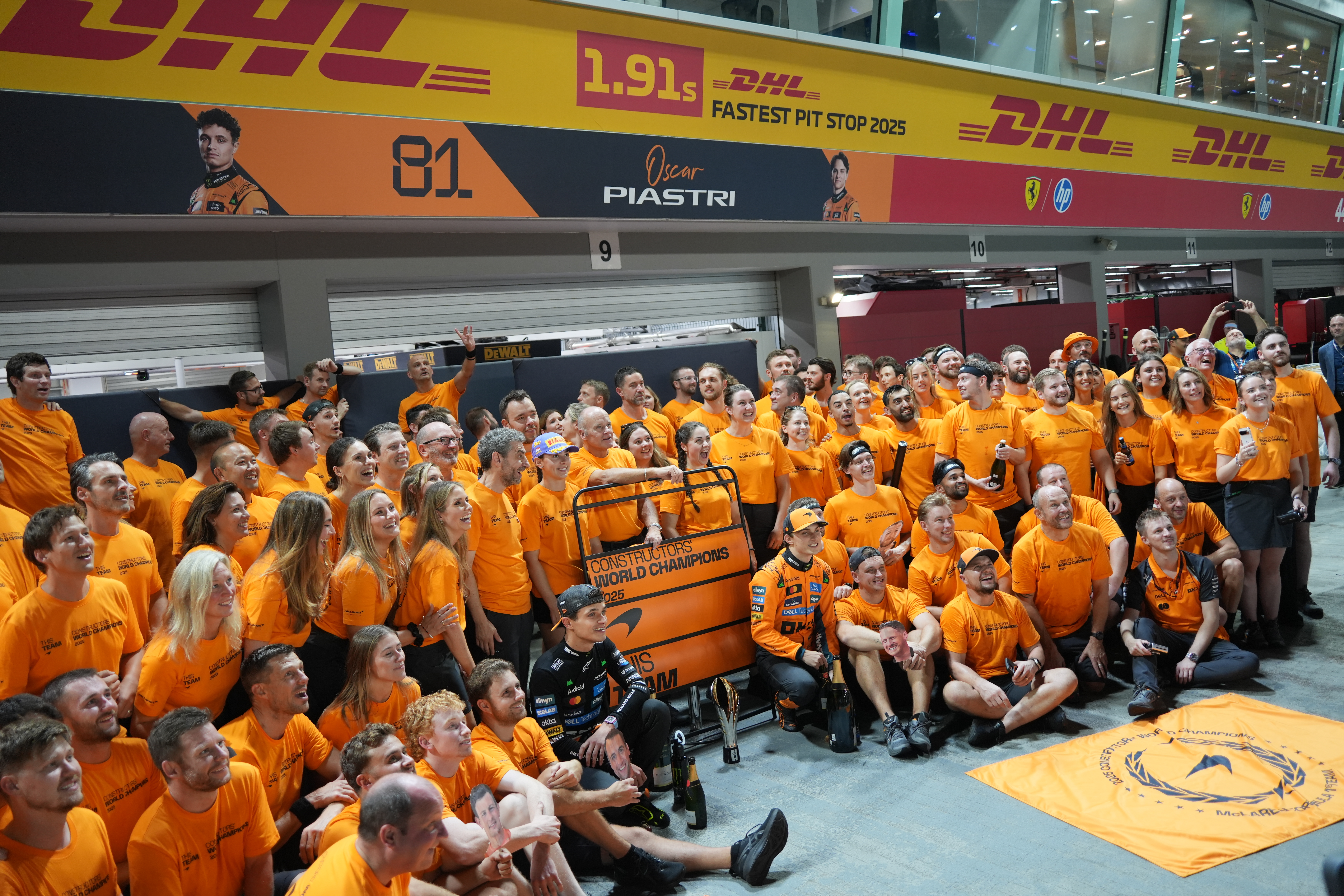 拍到迈凯伦庆祝2025赛季车队总冠军了！恭喜！F12025F1新加坡大奖赛新加坡