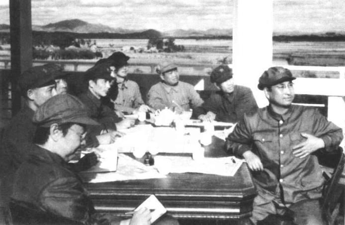 1949年10月，广东党、政、军领导合影。右起:陈赓、邓华、赖传珠、洪学智，右六