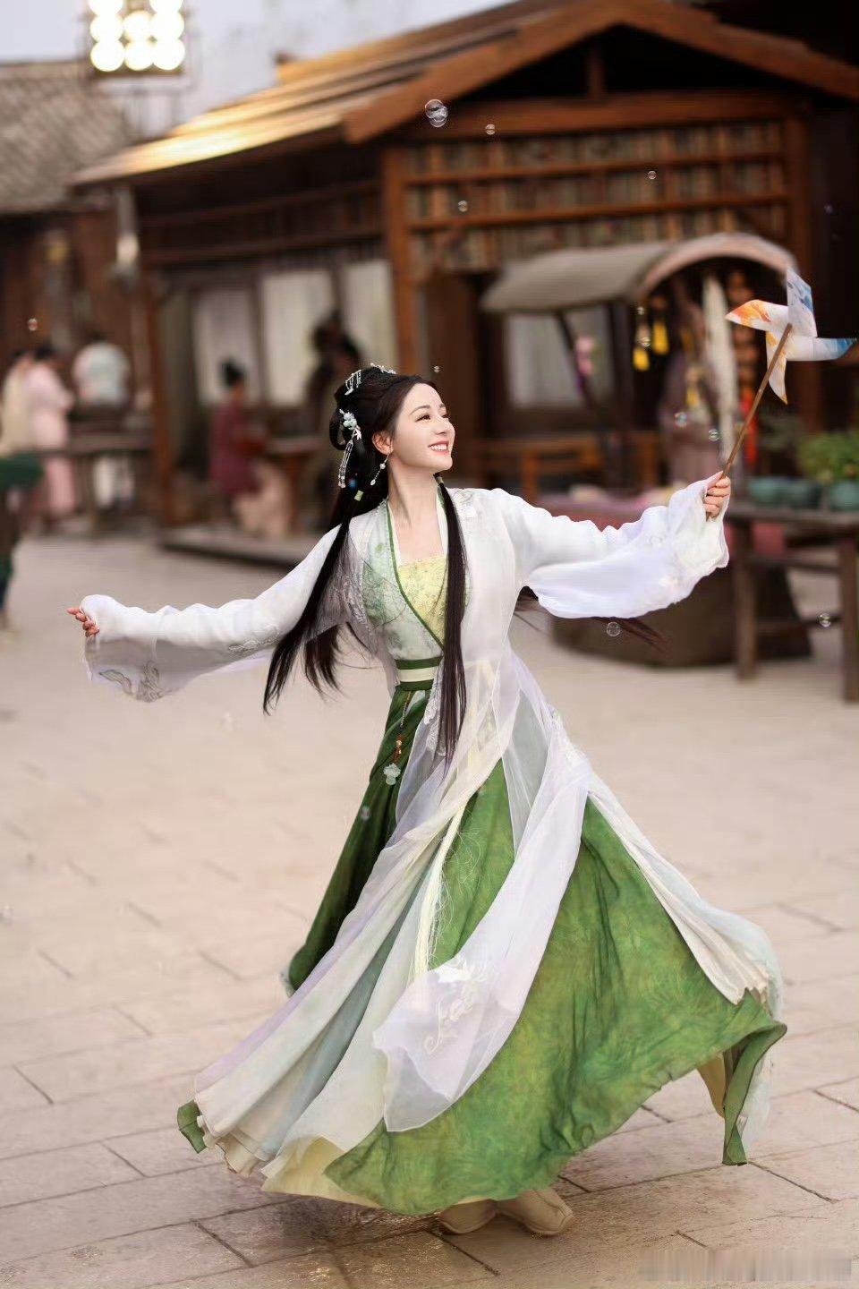 迪丽热巴贺思慕摇曳生姿热巴的贺思慕=颜值天花板+灵动天花板！300万预约达成，现