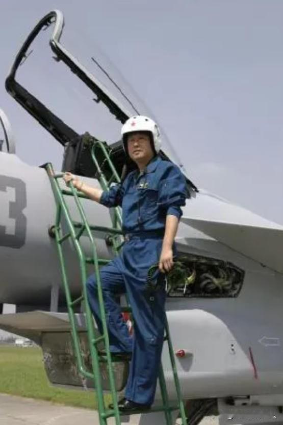 1993年，一架歼-7X试飞时连续两次空中停车，雷强认为是发动机问题，可设计师坚