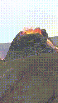 这个就太假了
谁家火山喷发连烟都不冒的