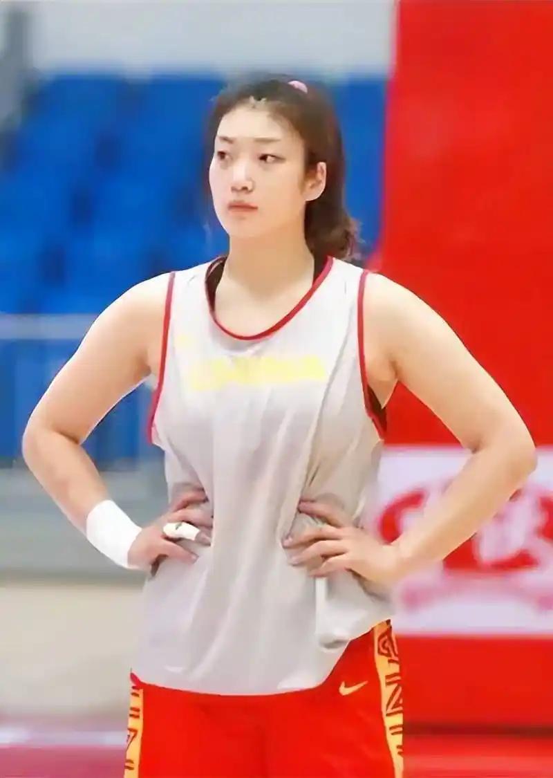 你根本不知道李梦的身体条件有多夸张。
 
前阵子，李梦在自己的社交号上放出大消息