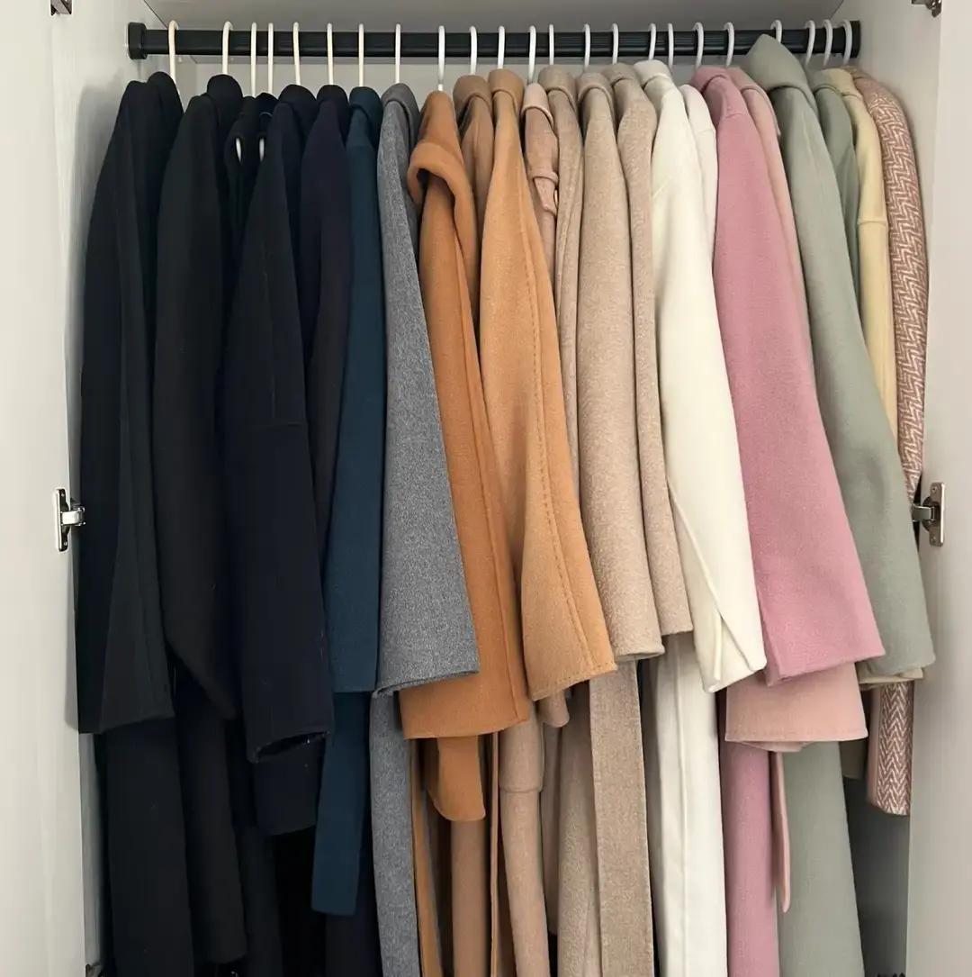 35岁，我把羊绒大衣扔了
 
它挂那儿三年，标签都没剪。零下那天我裹着它出门，风