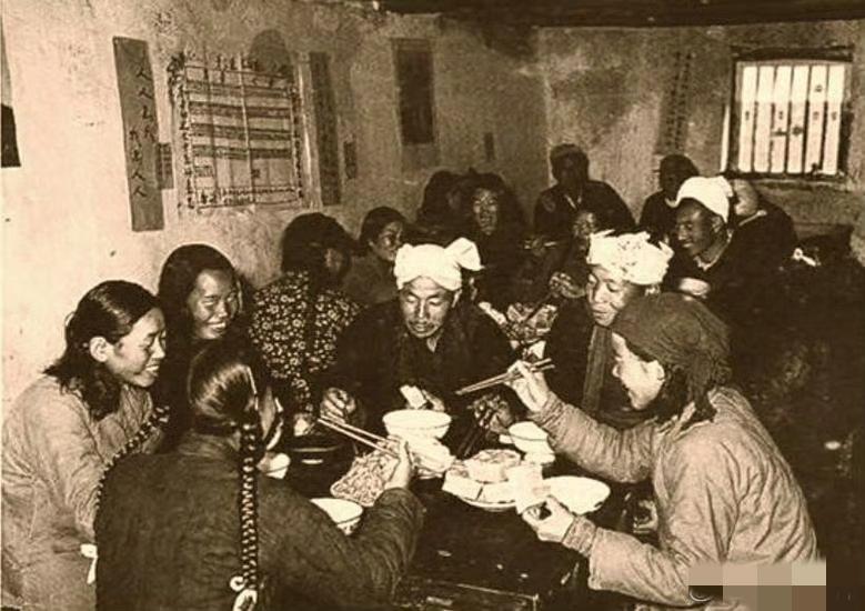 六十年代的农村集体食堂
 
简陋的屋内，木桌板凳朴实陈旧，管道裸露，墙面朴素简单