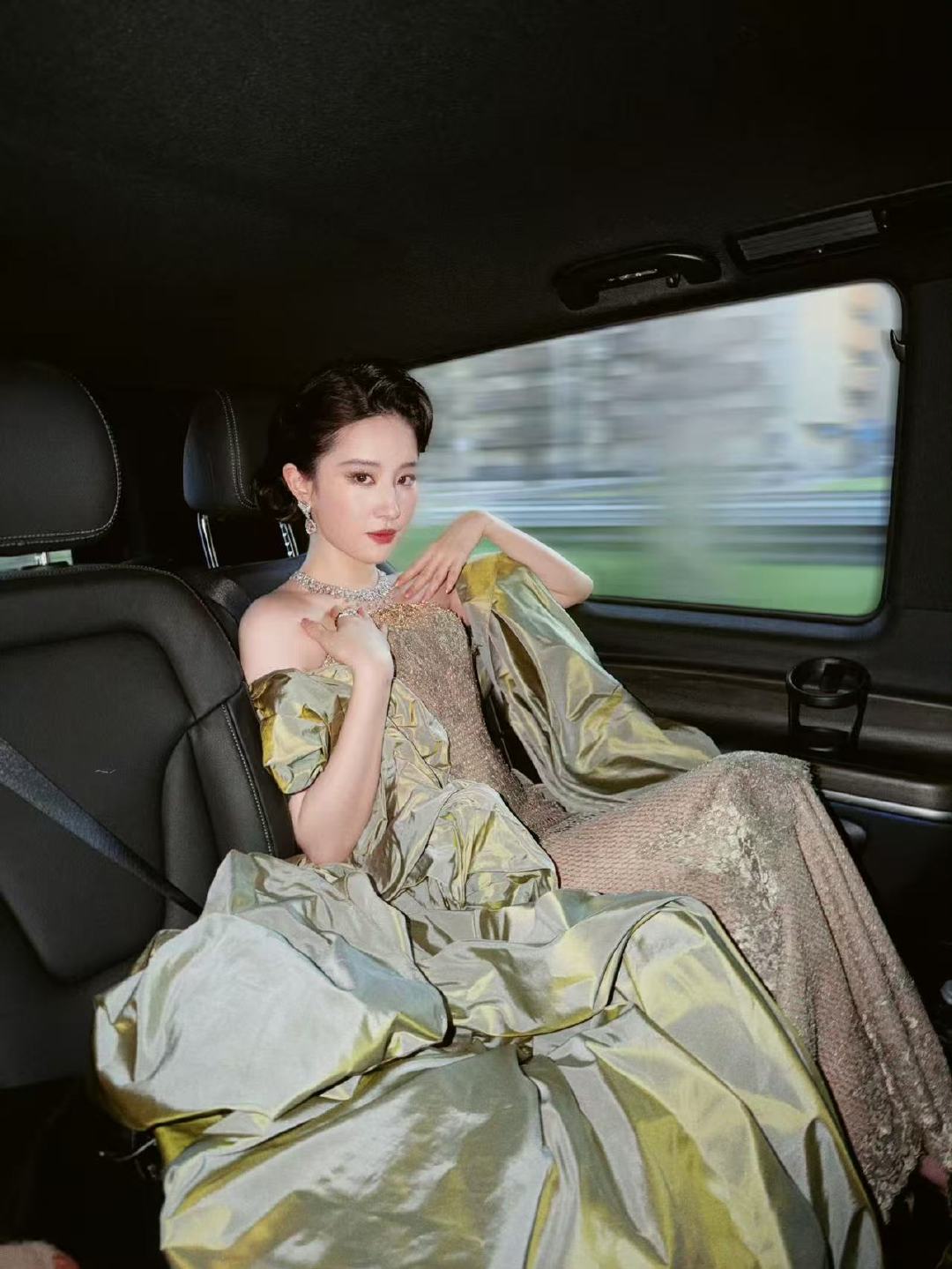 刘亦菲车内出图刘亦菲车内照刘亦菲车内出图，绝美女王 