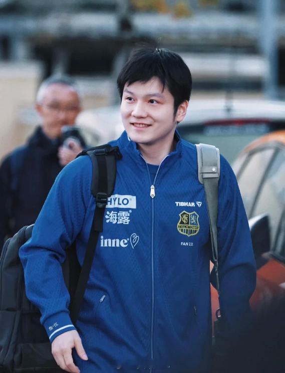 开心咚咚！好阳光啊！！笑起来甜鼠了樊振东德甲开开心心上下班