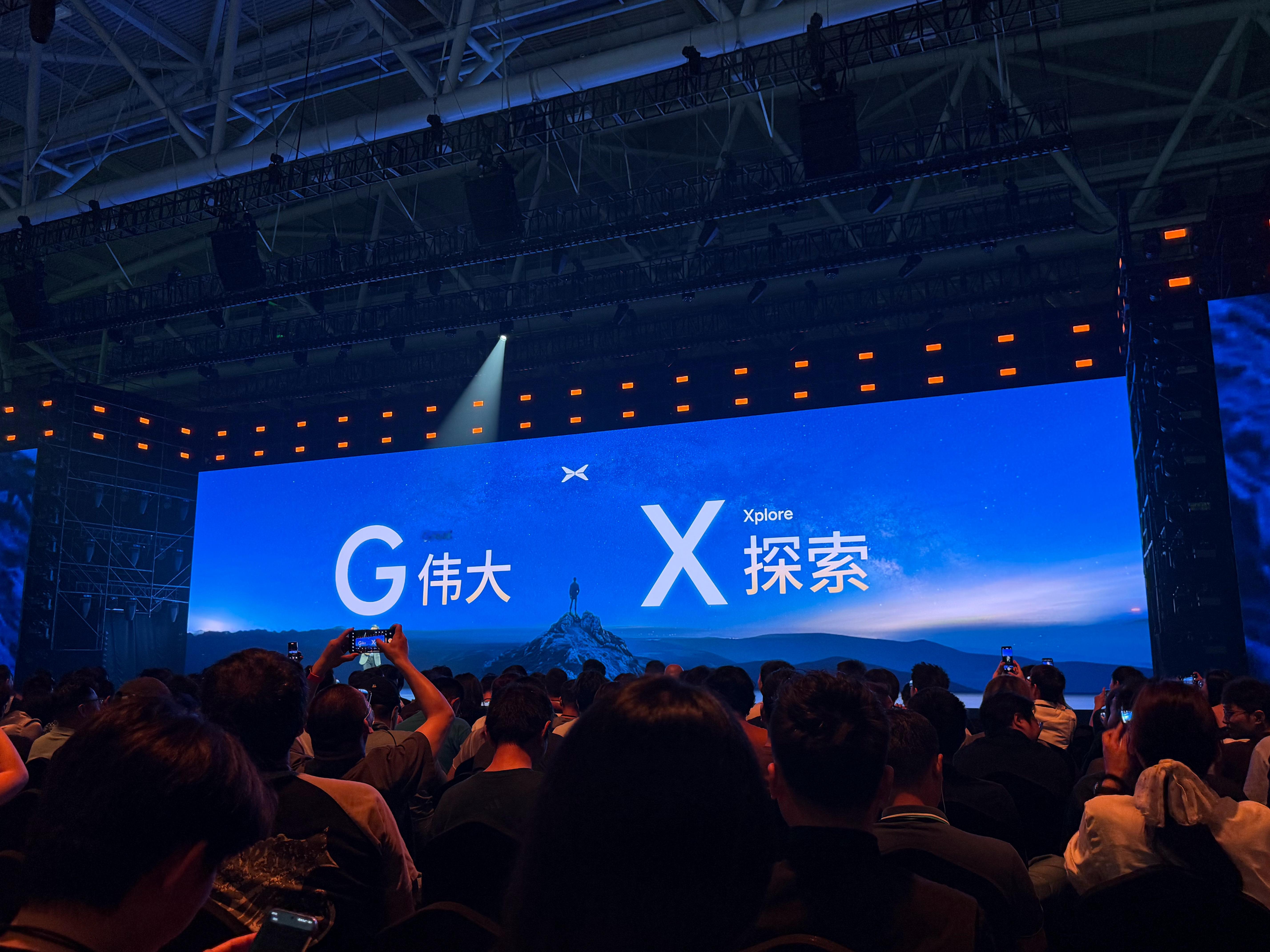 作为首款全尺寸旗舰SUV，小鹏GX不只是简单做了个大车。它直接对标物理AI时代，