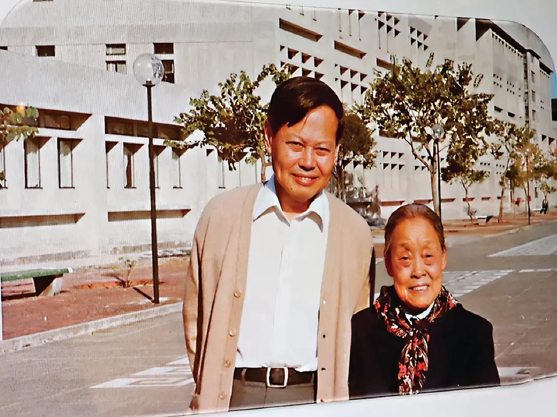 1982年，杨振宁和母亲，一张罕见的合影，照片中的杨振宁双手后背，毕恭毕敬的站在