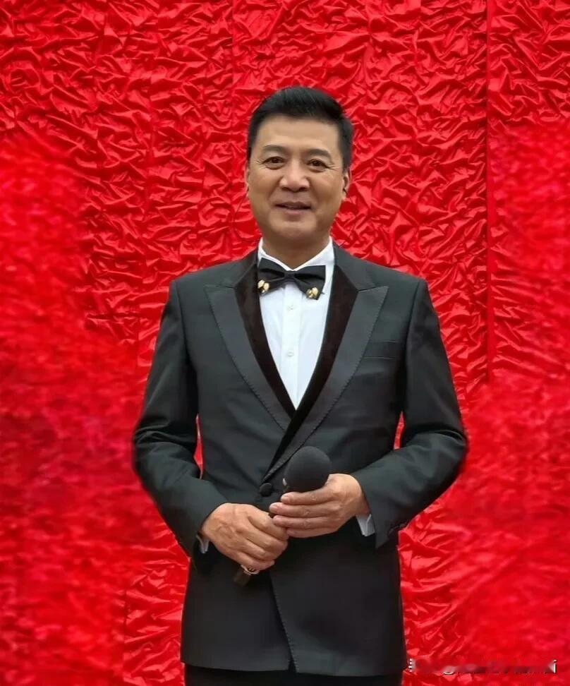 娱乐圈里绝对的男神，从年轻一直帅到现在。这就是德艺双馨的好演员，长的好看，戏演的