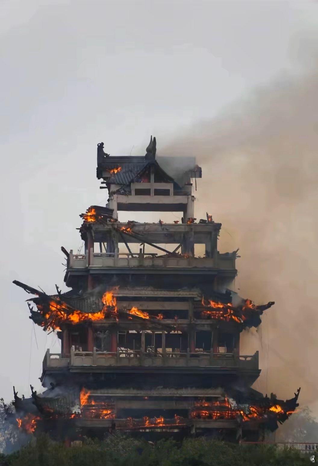 南朝四百八十寺，曾映楼台烟雨中；今永庆一炬归烬，徒留“永恒”寄长风… 