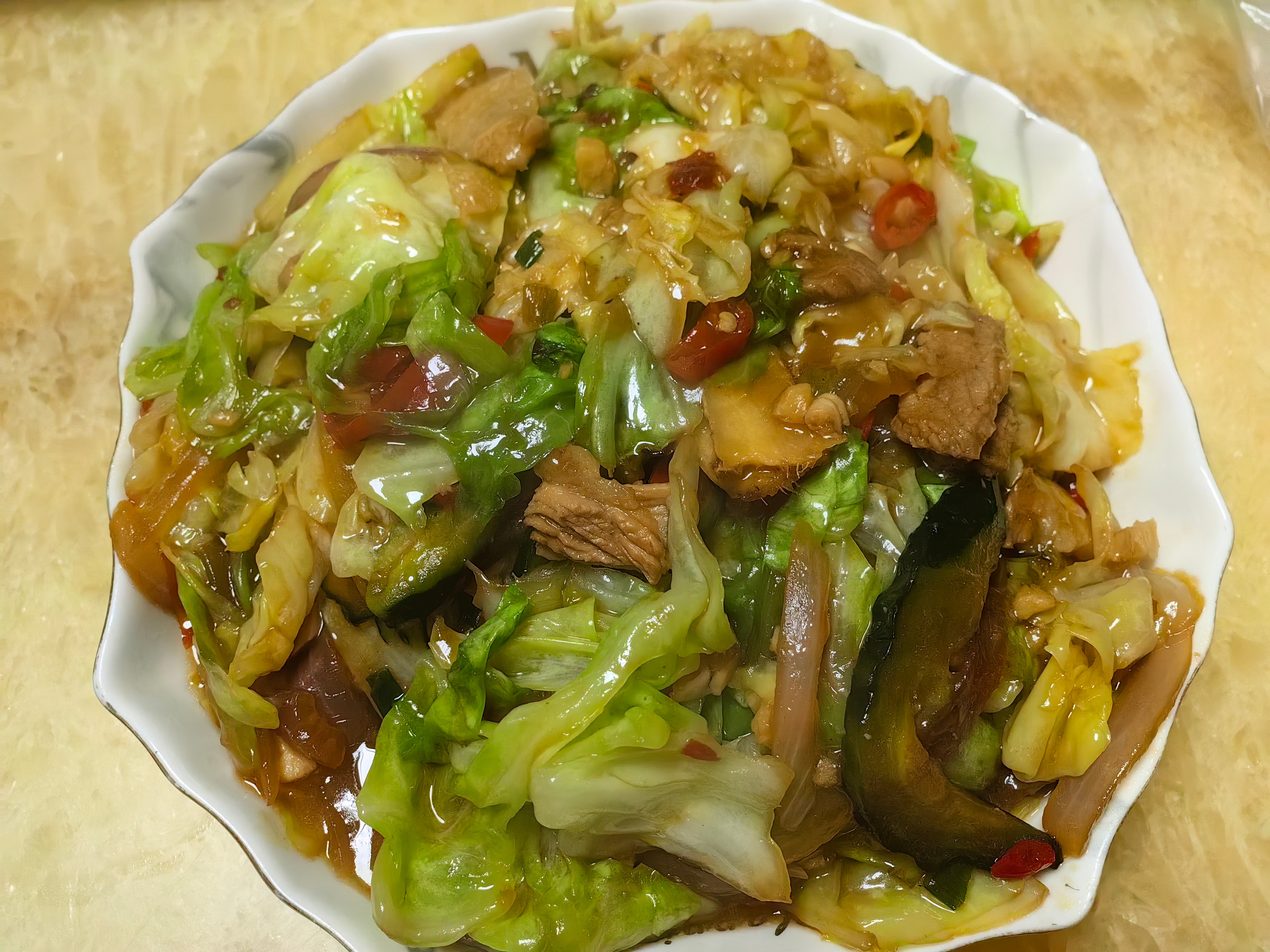 家常菜 海鲜玉子豆腐煲，炒包菜，咖喱鸡腿。 