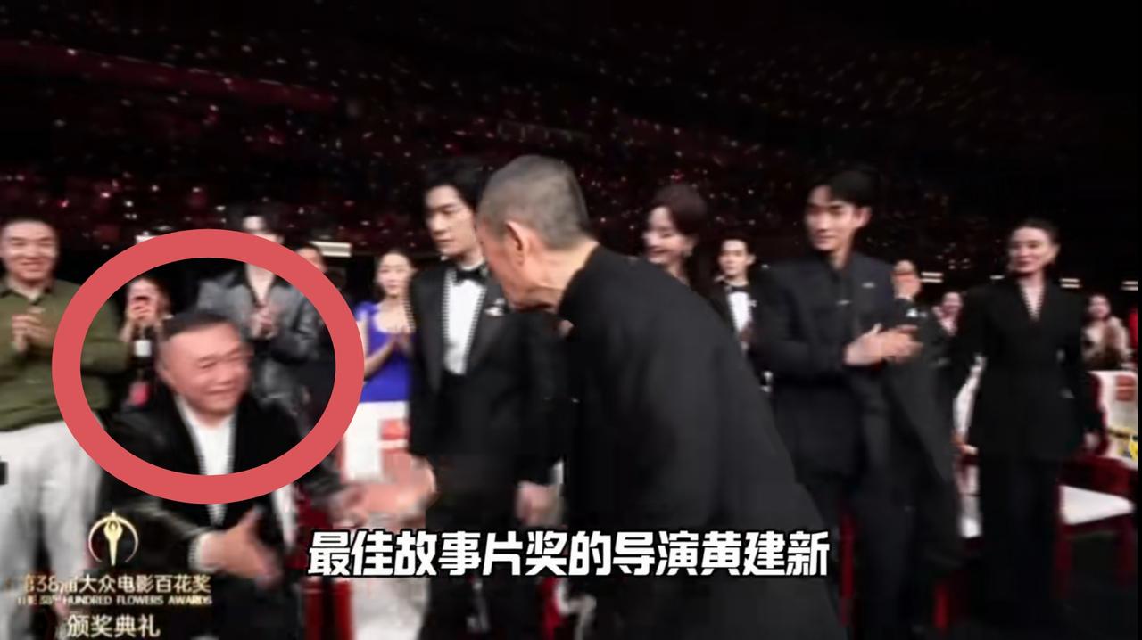 王长田作为光线传媒的老板一点也不懂人情世故。
百花奖颁奖晚会，王长田坐在后面几排