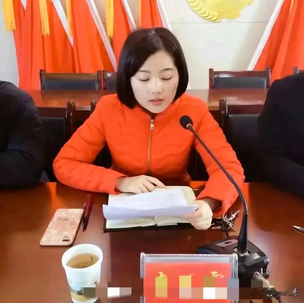 通过公布的那段录音
耐人寻味
李佩霞看来和这个毛奇有关系很久了。她要求毛奇帮她推
