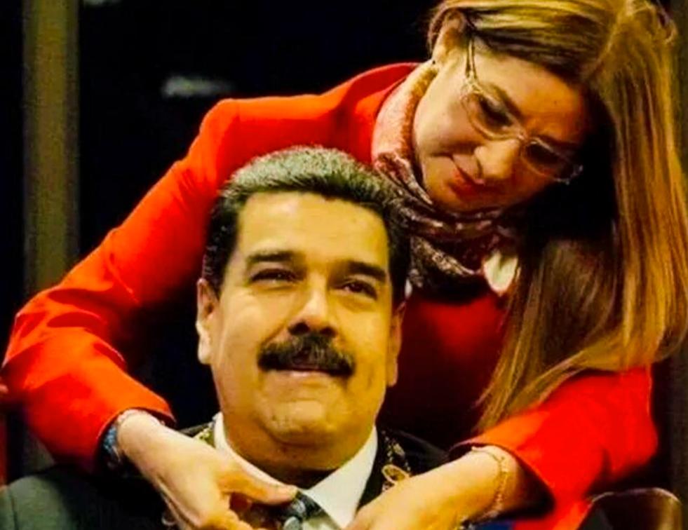 妻子给马杜罗整理领带，看起来是不是很贴心啊！
通过一个细微的小细节，就能看出妻子