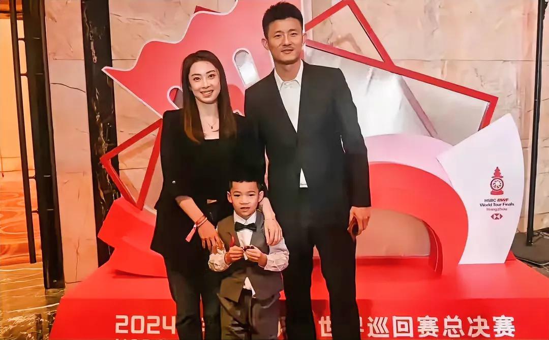 在林丹退役后他站了出来，并且力挽狂澜于既倒，扶大厦之将倾，中国男羽单打的荣誉被他