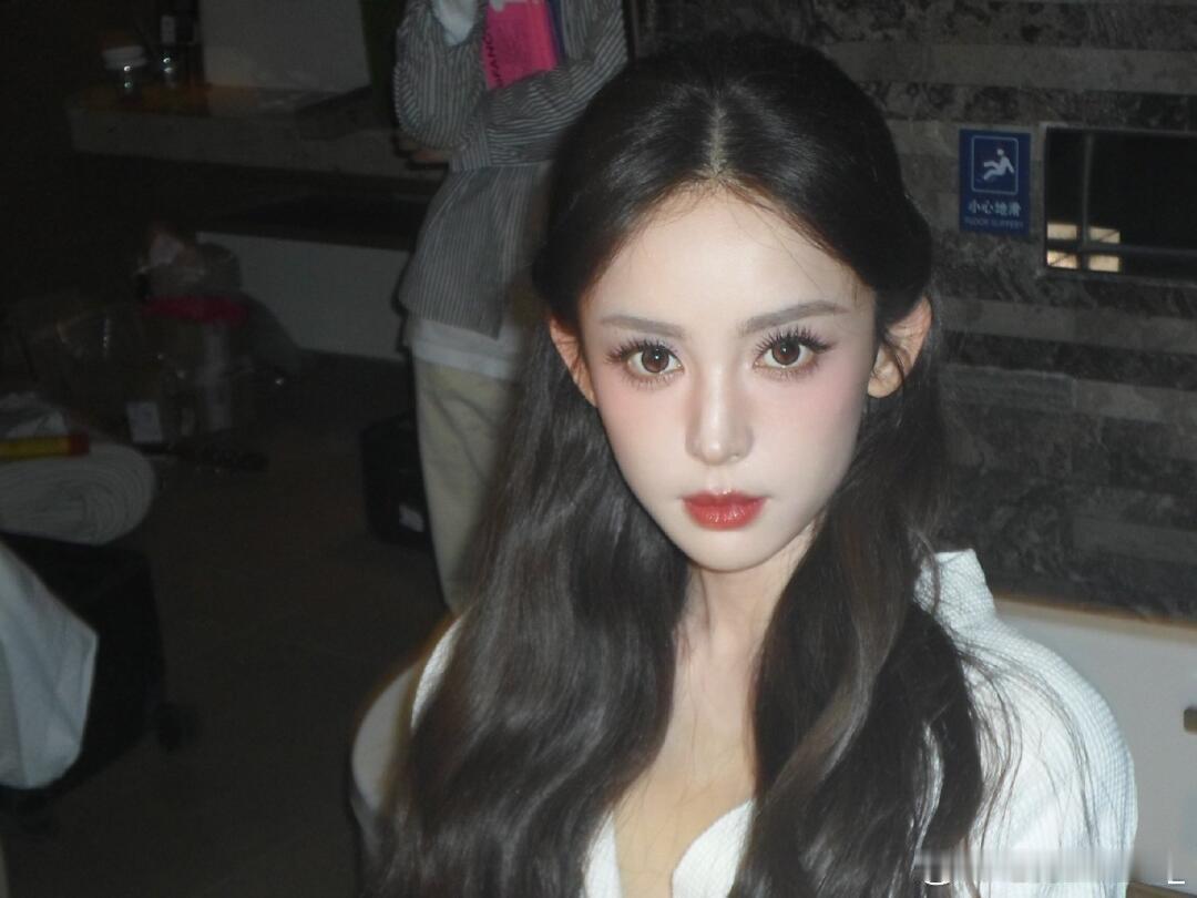 娜扎[超话]   娜扎的ccd 神图姐天天拍真的太美了少女感好强一点疲态都没有?