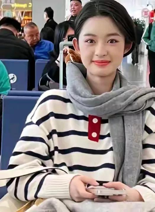 一个未满18岁的未成年人，自幼便开始演戏。由于成人礼的缘故，她比较看重，借了别人