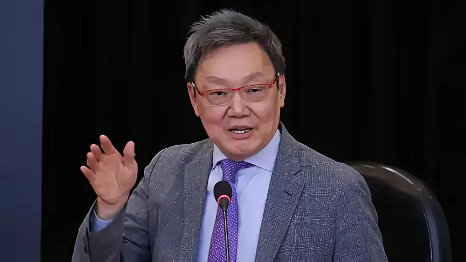 在郑丽文主席访问大陆的访问团里有两位人物值得注意，一位是现任台北论坛基金会荣誉董