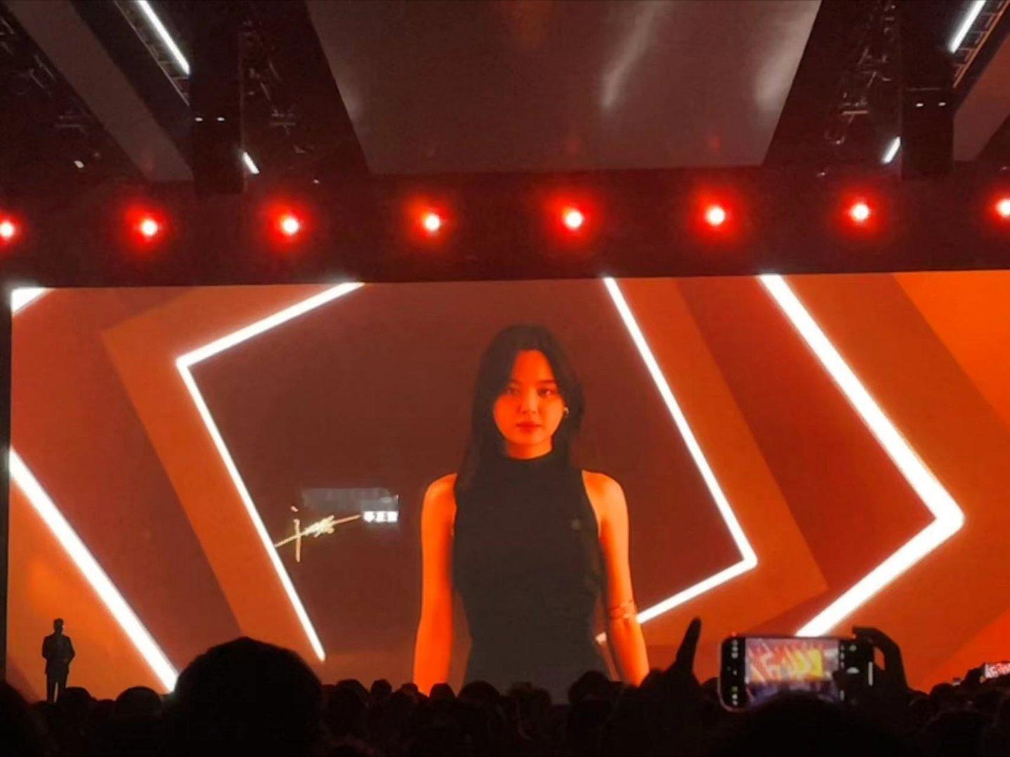 #辛芷蕾天玑芯世界探索官# 辛芷蕾亮相天玑旗舰芯片新品发布会！本人真的巨美！！！