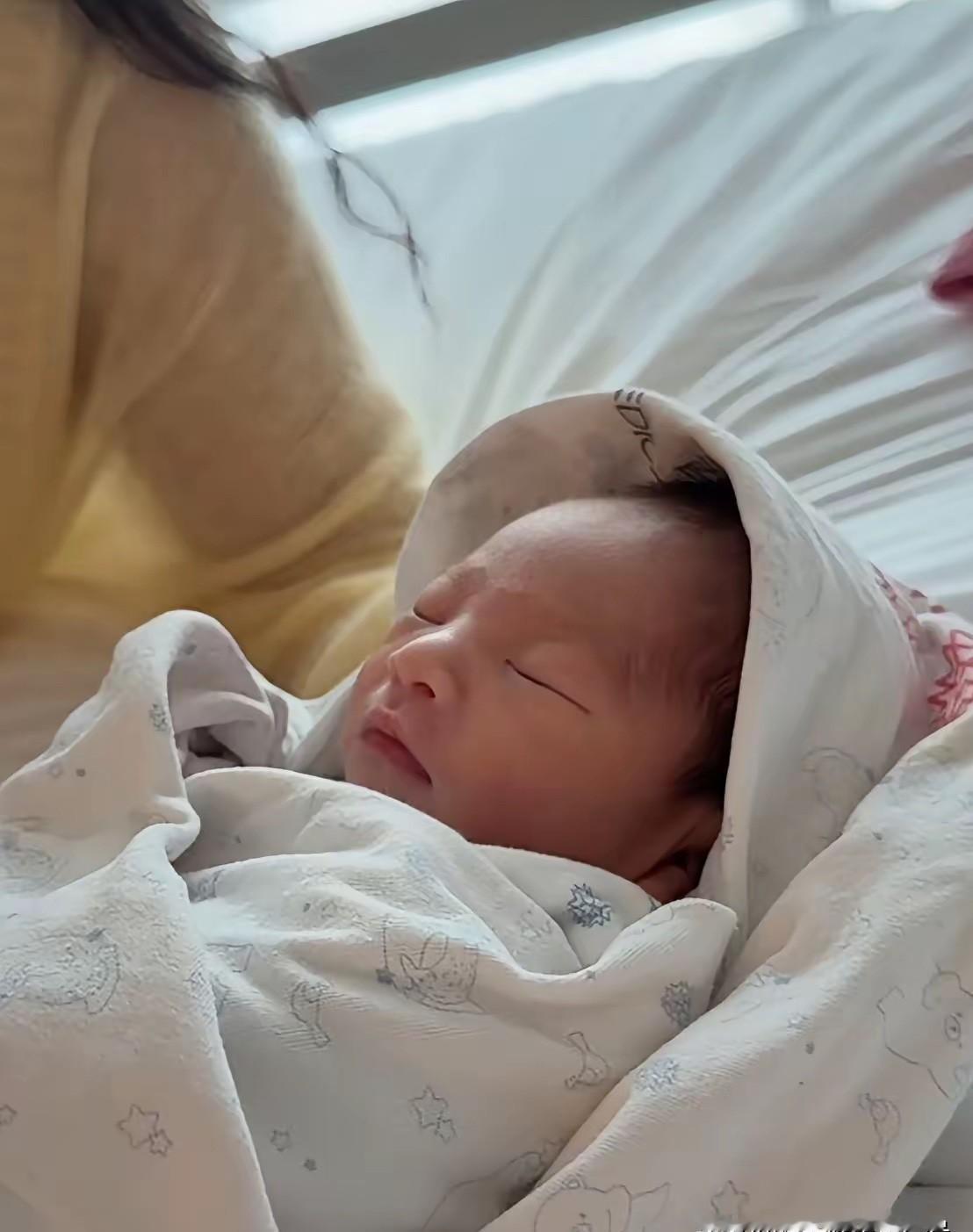 汪小菲晒娃的速度，比他上热搜还快。
新老婆马筱梅，刚过门60天，儿子就落地了。