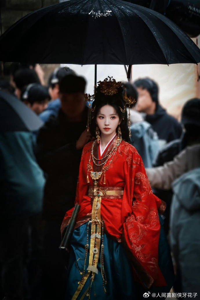 田曦薇嫁金钗红衣婚服田曦薇嫁金钗红色婚服造型 田曦薇嫁金钗红衣婚服造型惊艳曝光！