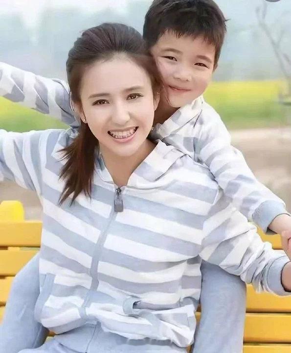 景德镇偶遇佟丽娅朵朵景德镇偶遇佟丽娅朵朵🈶，佟丽娅也太美了！网友景德镇偶遇佟丽