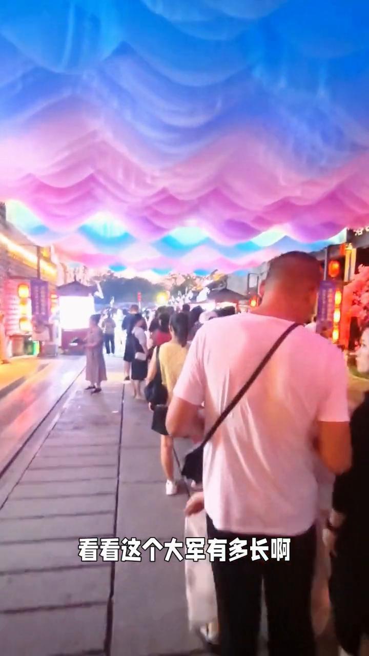 天庭潮音好红火，排队观演人如潮。洛阳洛邑古城音乐秀节目秀出轰轰烈烈。
这是洛邑古