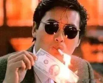 香港电影的没落，其实就是一个字：钱。
那些什么人才流失啊，什么题材单一啊等等都是