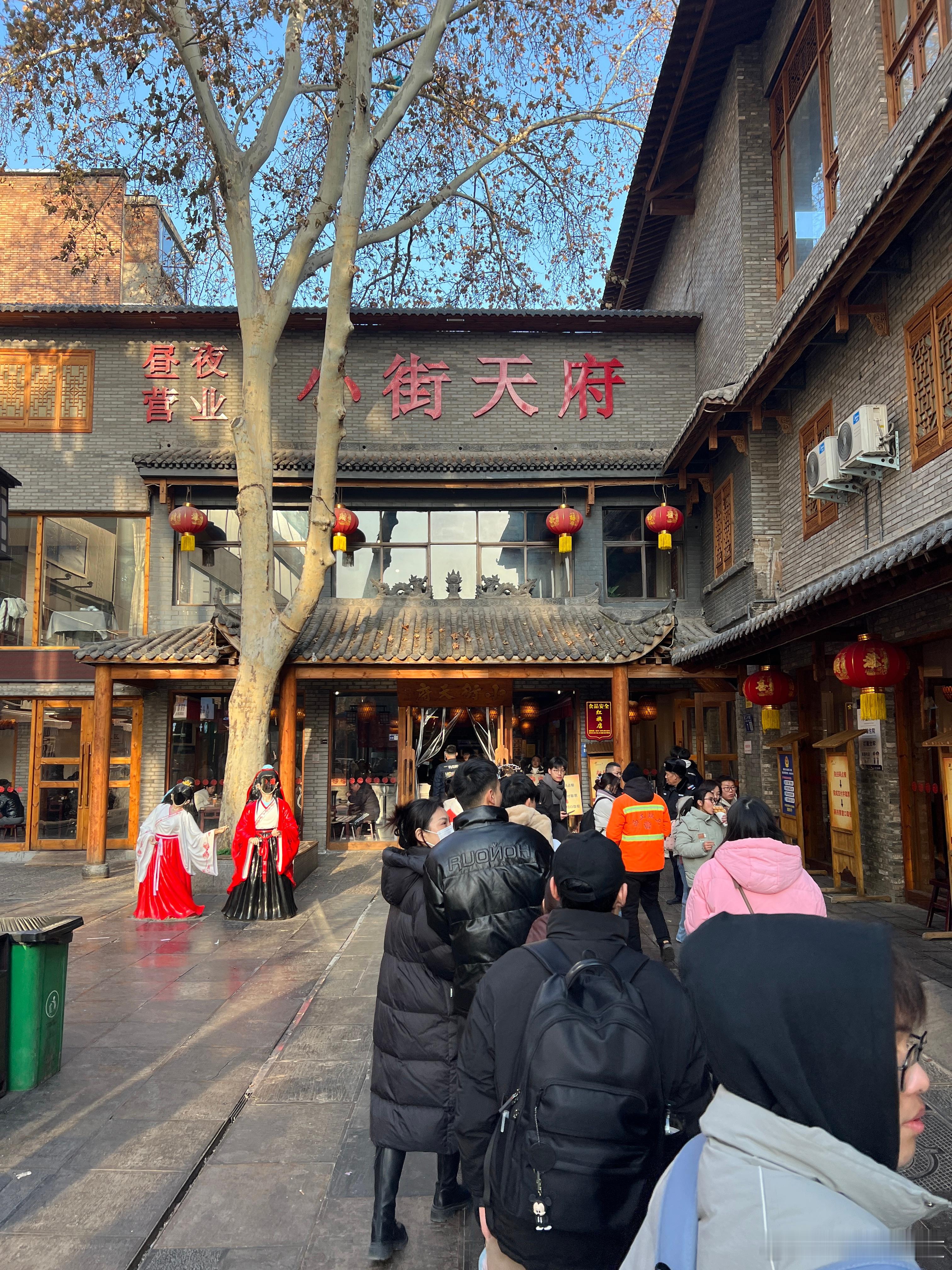 这还不是周末，还不到饭点就排到外面  ​​​