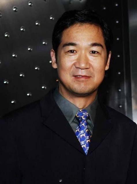 一下张国立一下张国蹲工作间隙，一个随性蹲姿秒变全网热梗。他眼里的光不是疲惫，是发