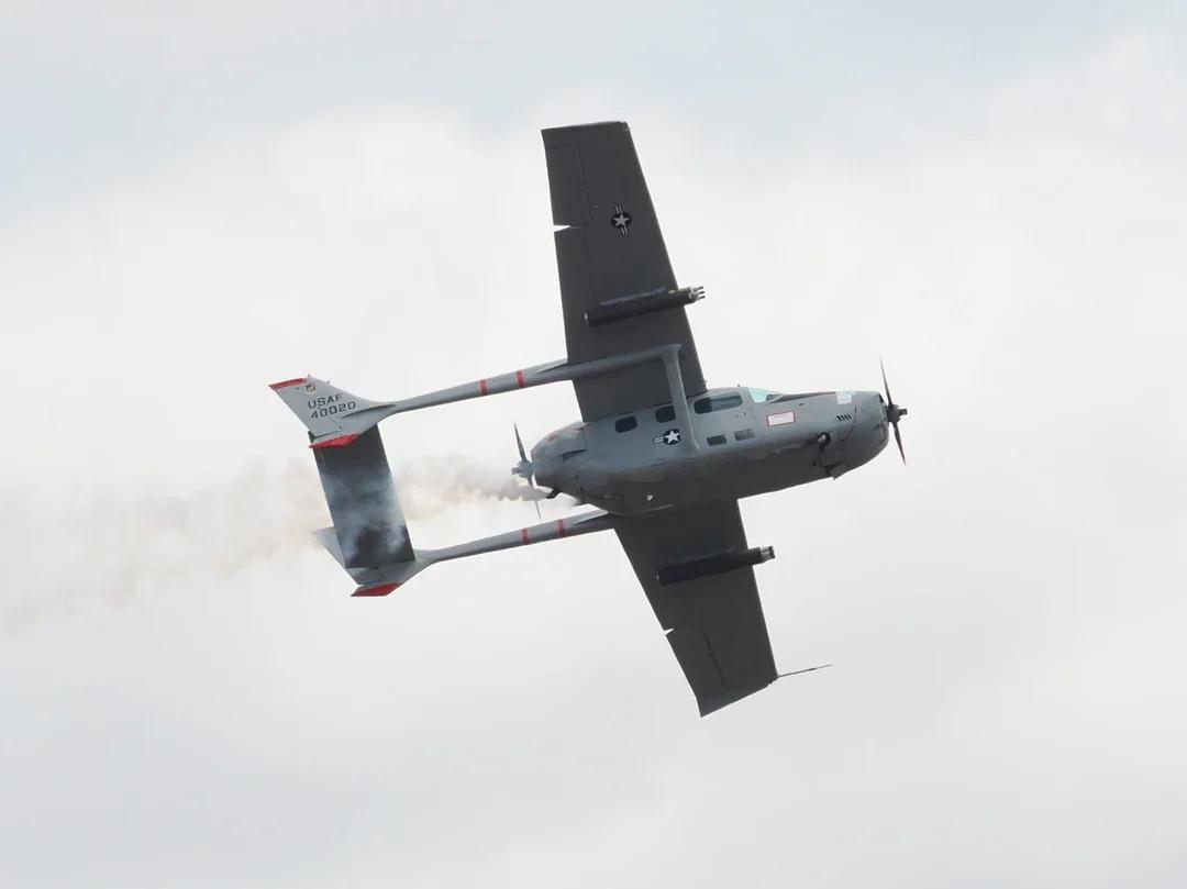 O-2A “空中主宰者”（Skymaster）——两处武器挂点、双尾梁布局，以及