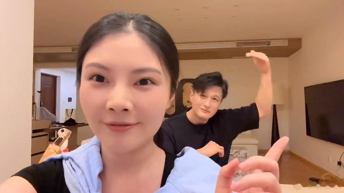 尹子维徐冬冬哈尔滨演出徐冬冬带着尹子维回哈尔滨演出  我们的东北女婿就是要在东北