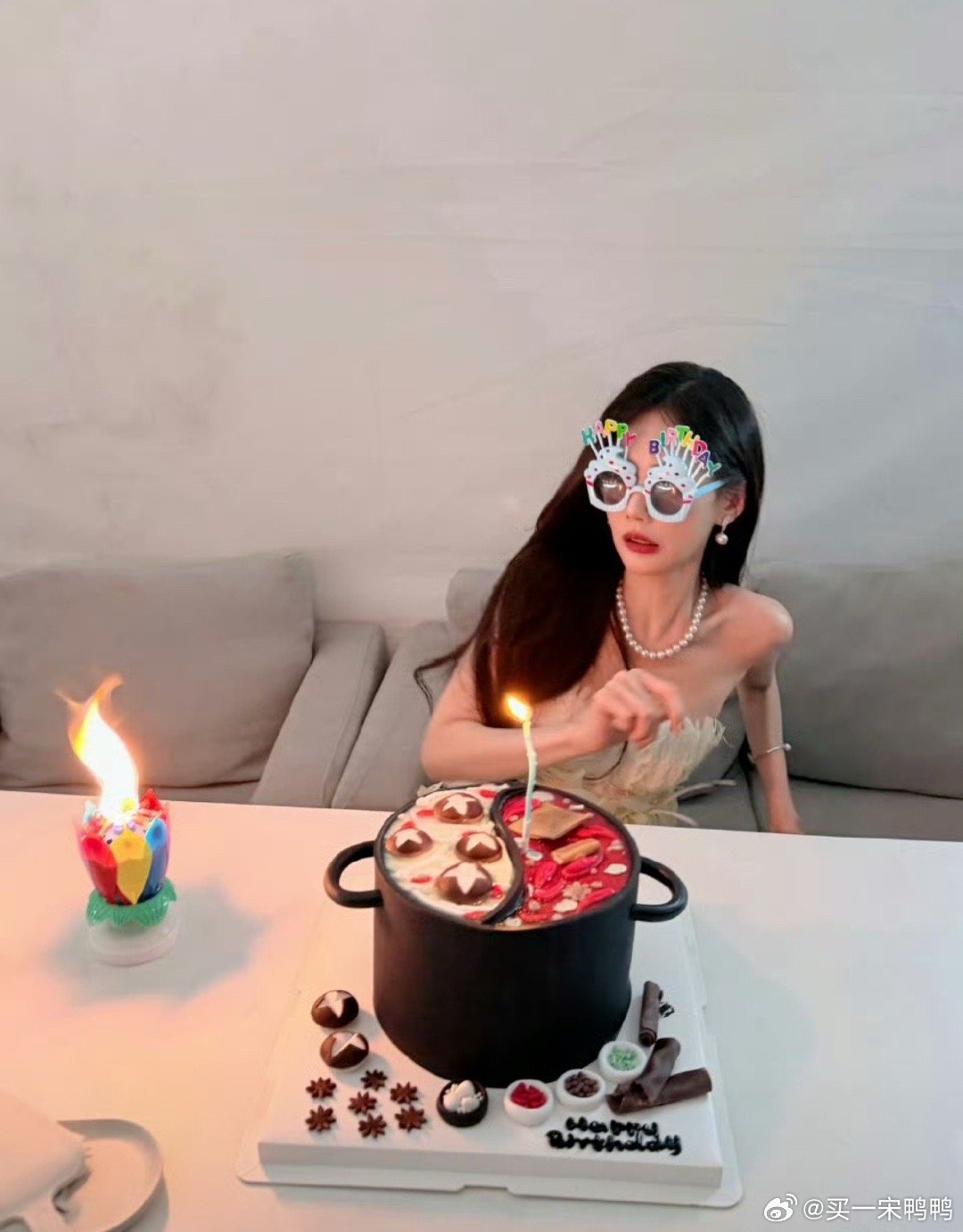 李一桐生日莲花灯起火了 生日蜡烛直接升级成火炬，李一桐：我真的会谢属于李一桐限定