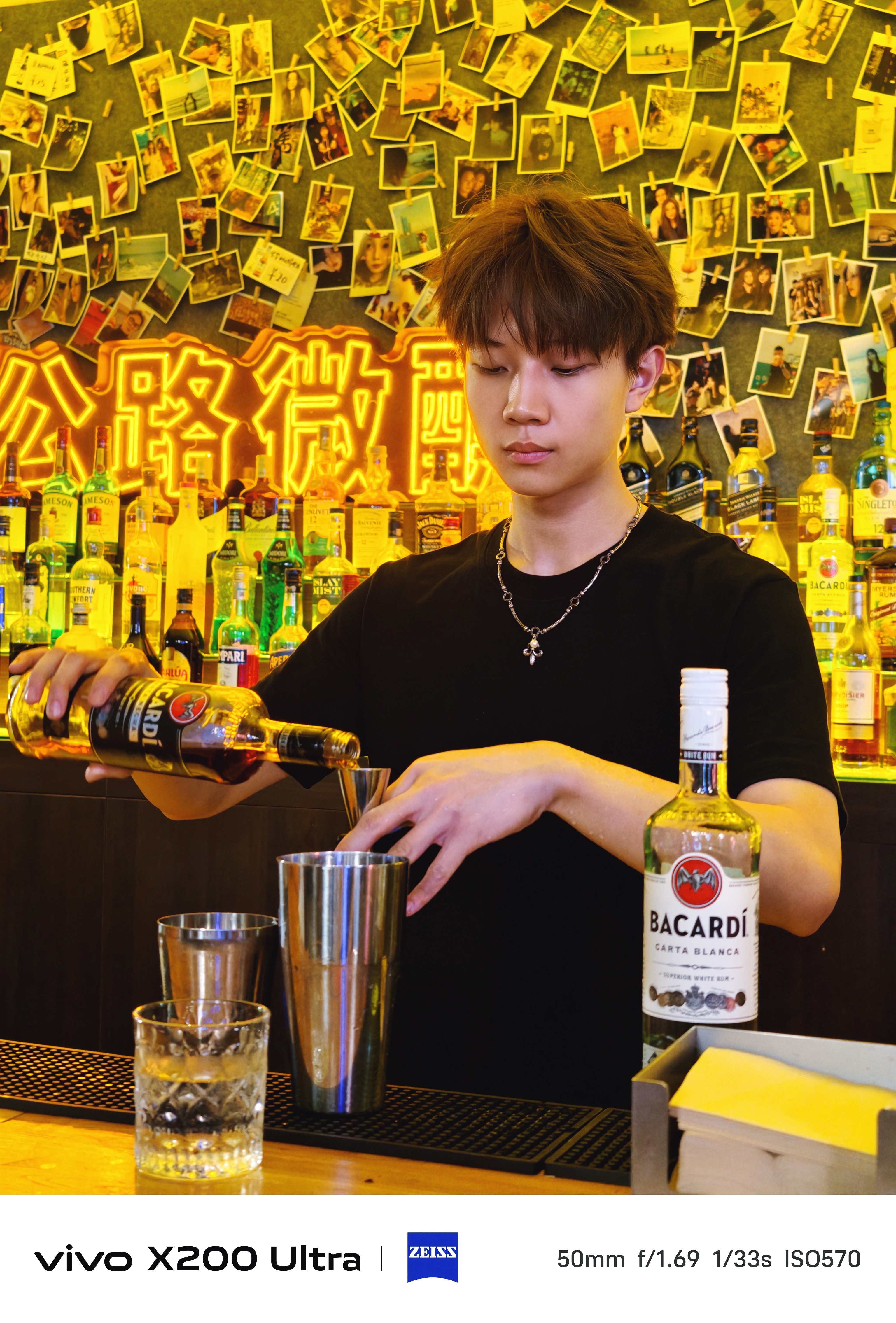 子弹兄五一假期还去了佛山功夫夜市，然后恰巧碰上乘风破浪的姐姐刘恋压轴表演，拿着v
