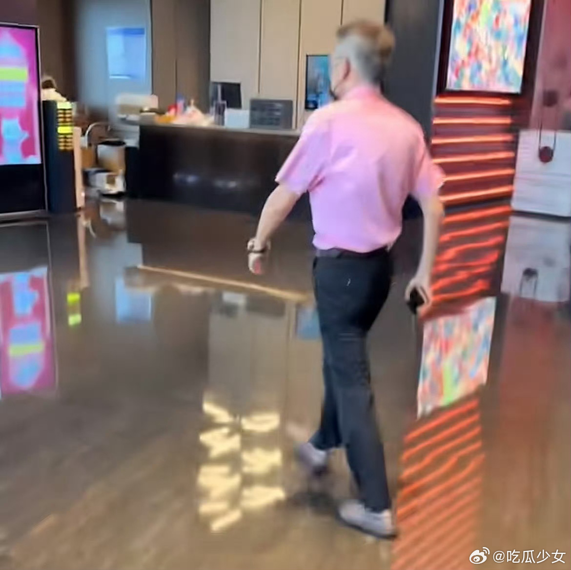李飞 使唤人李飞最近上综艺被拍到使唤练习生果果，脚都不带抬的，直接伸手指着障碍物
