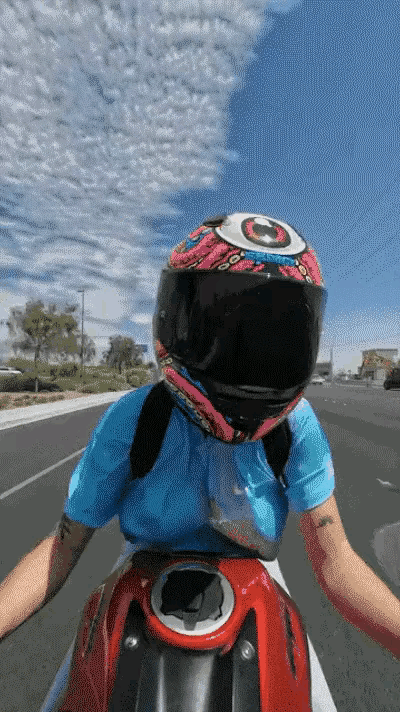 道路千万条，安全第一条
行车不规范，亲人两行泪
这位骑机车的小姐姐虽然佩戴了安全