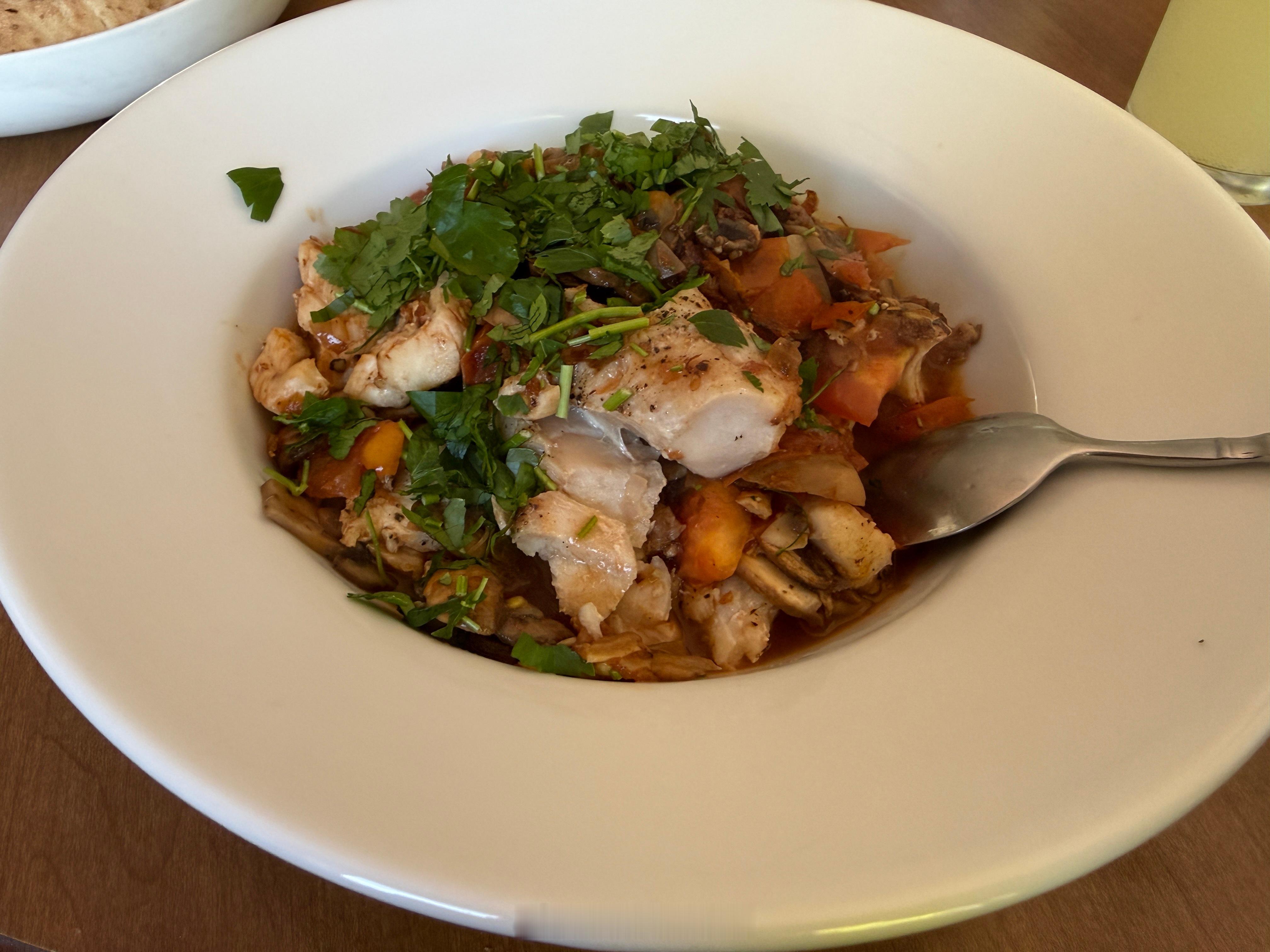 今日午餐Acqua Pazza。略煎岩鱼后取出，下大蒜红葱头capers，加入蘑